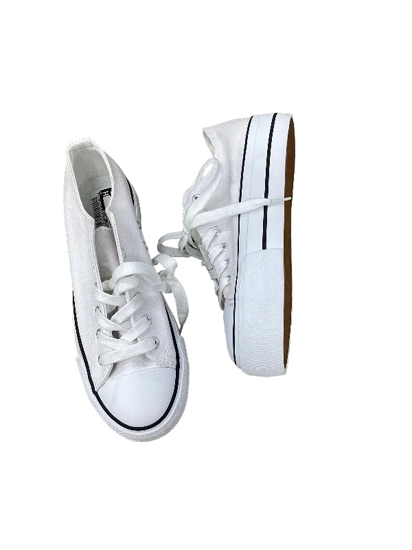 Shoes Sneakers By Clothes Mentor In White, Size: 8