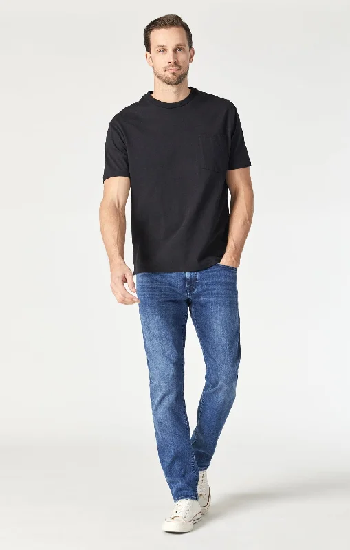 Men's Jeans with an Elastic Waistband for Ultimate ComfortMARCUS SLIM STRAIGHT LEG IN LIGHT FOGGY WILLIAMSBURG