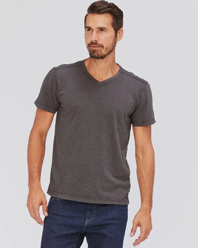 Plus Size Men's Relaxed Fit Jeans with a Faded Wash for a Vintage - Inspired LookPCH Slub V Neck Tee