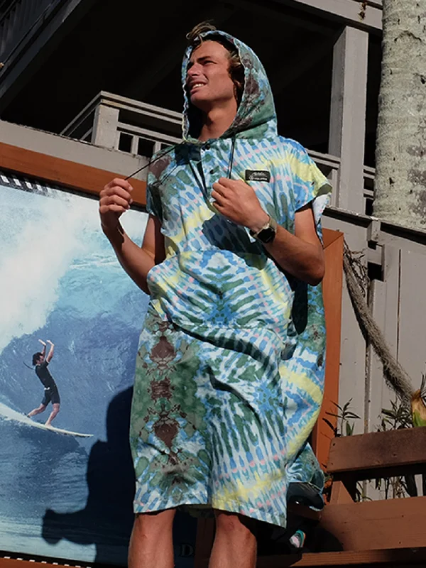 Cotton men's trunks for a comfortable fitVolcom x Matador Packable Beach Poncho - Tie Dye