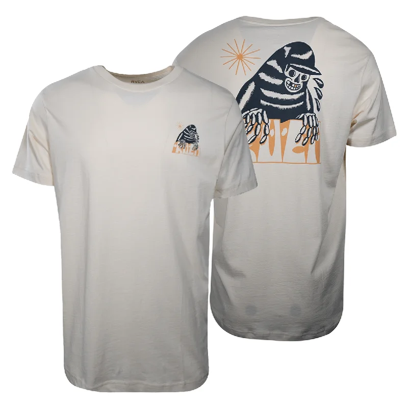Men's long - sleeve henley t - shirts with button - down placketsRVCA Men's Cream Pirate Skull Regular Fit S/S T-Shirt (S21)